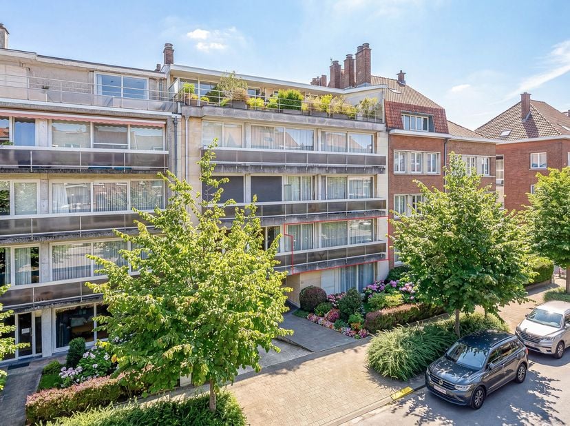Maxime Real Estate stelt u dit mooi appartement met 3 slaapkamers en een voor- en achterterras voor.<br />
Het appartement geniet van een uitstekende