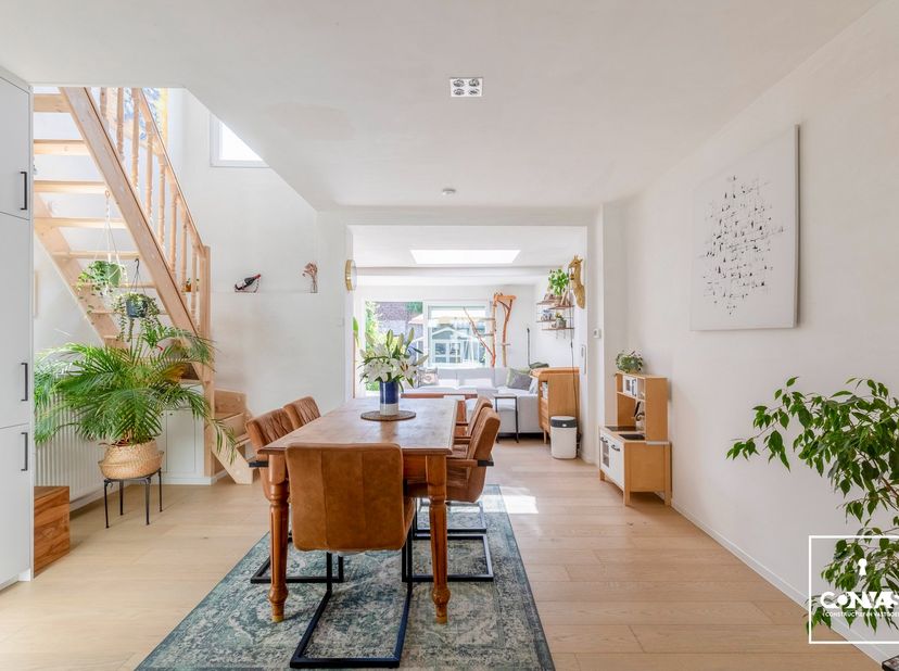 Door de centrale ligging van deze woning nabij Gent-Sint-Pietersstation heeft u een vlotte verbinding naar de binnenring van Gent, de R4 en de E17/E40