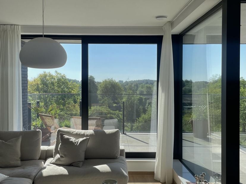 Instapklaar 2-slaapkamerappartement met panoramisch uitzicht, terras, autostaanplaats en berging<br />
<br />
Rustig gelegen appartement op de 2e verd