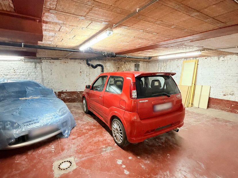 Dit appartement is gelegen in een zijstraat van de Leet en op 200m van de Grote Markt en vormt een ideale belegging! Het appartement is verhuurd aan 7