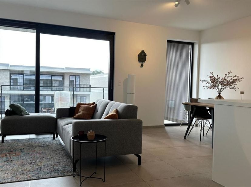 Magnifique appartement BEN comprenant 1 chambre, un espace bureau, une terrasse et une place de parking souterraine<br />
<br />
Situation : Cet app