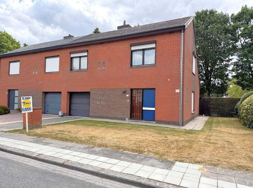 Deze halfopen woning is gelegen in een doodlopende straat en geniet van een bijzonder rustige ligging. De woning omvat een inkomhal met gastentoilet,