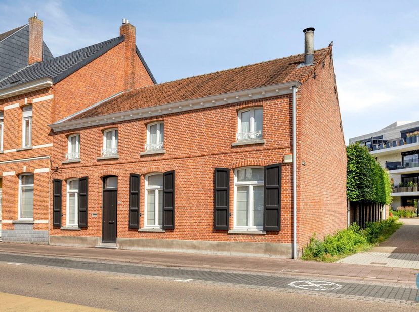 Karaktervolle herenwoning met zwembad, multifunctionele garage en unieke historische uitstraling in het centrum van Arendonk<br />
In het hart van Are