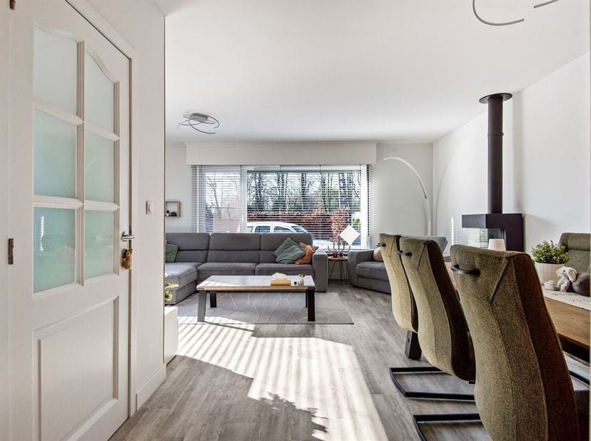 Instapklare HOB met 4 slpks, zwembad en EPC B!<br />
Deze woning is gelegen in een rustig gelegen straat met een aangenaam uitzicht op de omliggende w