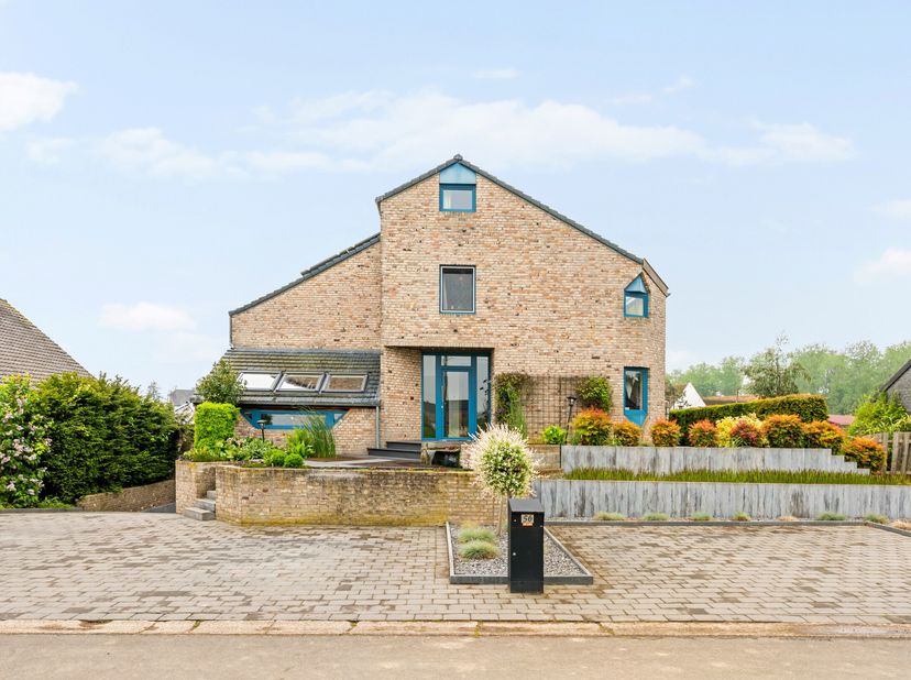 Deze vrijstaande villa is gelegen op een toplocatie aan een doodlopende straat in Nieuwerkerken op een prachtig perceel van 9are 31ca.<br />
De woning