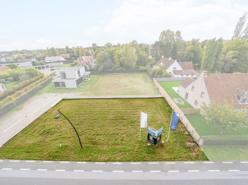 Realiseer jouw droomvilla op deze uitstekende bouwgrond (lot 1) van 627 m², gelegen in de Strandlaan in Sint-Idesbald, een dorp dat bekend staat om zi