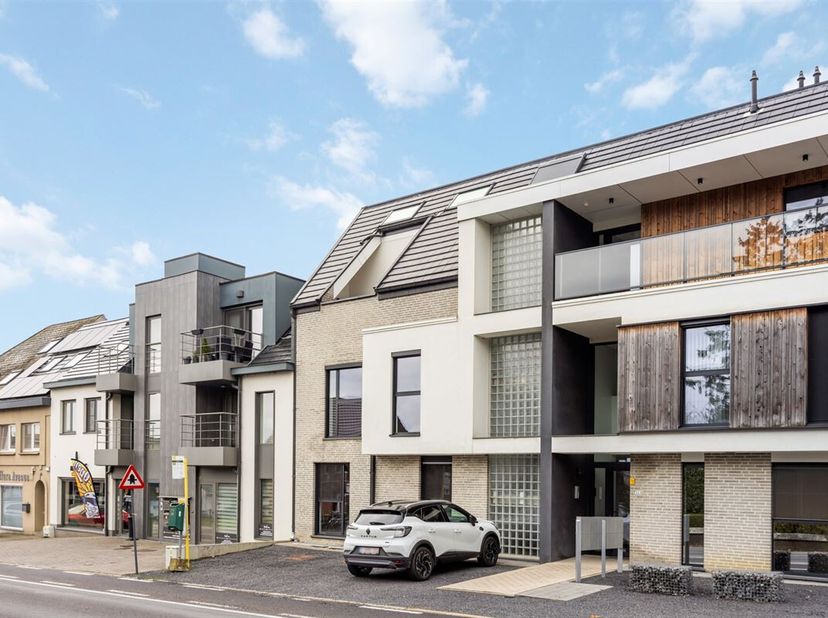 Op wandelafstand van het centrum van Tessenderlo-Ham bevindt zich dit stijlvol duplexappartement. Een hedendaagse woonst waar comfort, licht en energi