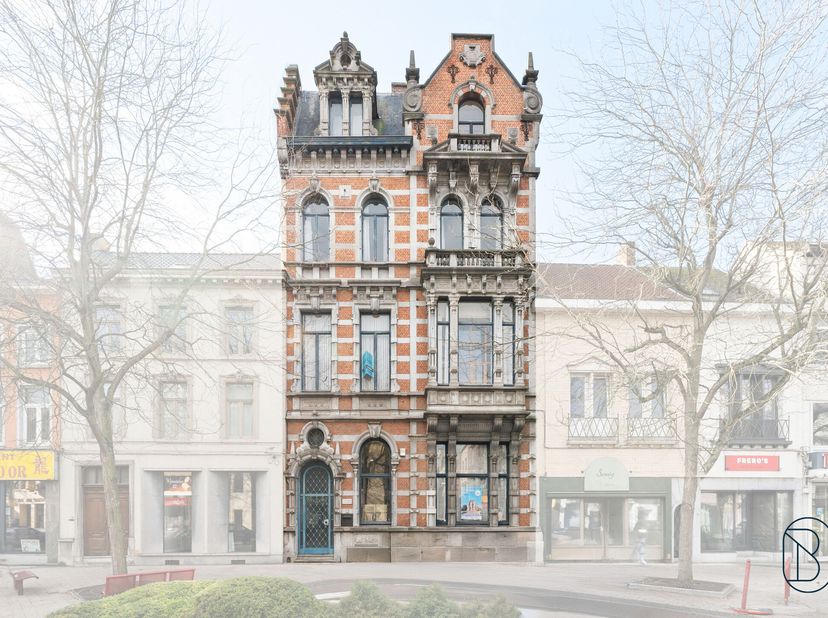 Deze imposante herenwoning (momenteel 6 appartementen en kantoor + parking) in neo-Vlaams-renaissancestijl is dé ideale investering voor iedereen die