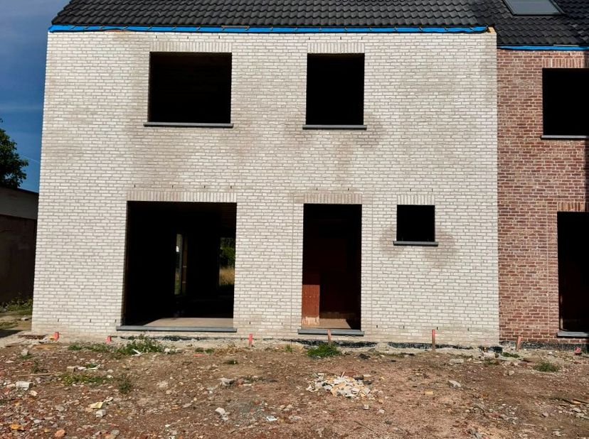 Rond de Mokkerkapel worden drie moderne BEN-woningen gebouwd op een toplocatie, op wandelafstand van scholen, winkels en openbaar vervoer. De woningen