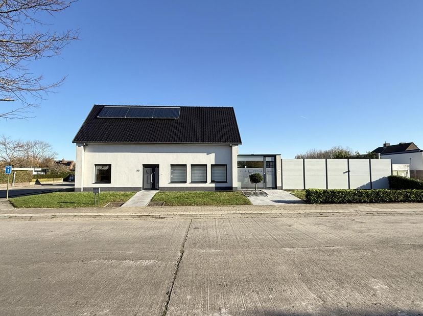 In de residentiële gegeerde woonbuurt "Stene" bevindt zich deze tijdloze en energiezuinige villa. De exclusieve villa onderging een totaalrenovatie in