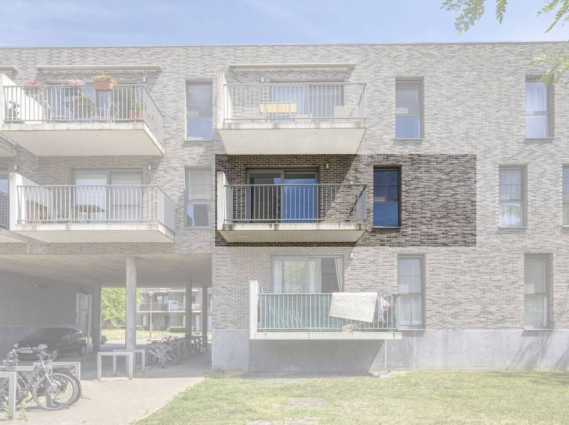 Indeling:<br />
- inkomhal met praktische vestiaireruimte<br />
- apart toilet met handenwasser<br />
- woon- en eetkamer<br />
- terras<br />
- geïns