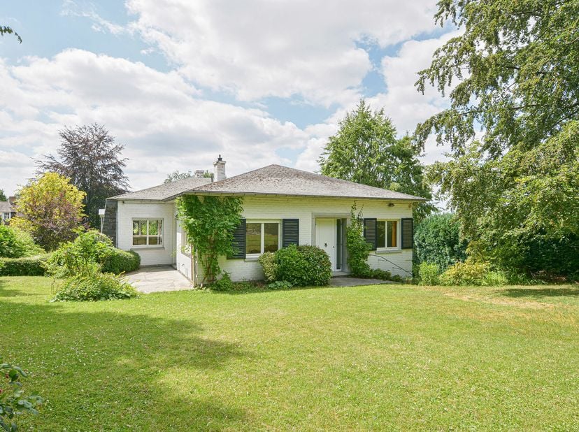 Maxime Real Estate presenteert dit lichtrijke appartement van 238 m² (EPC), gelegen in een kleine mede-eigendom met slechts 2 appartementen, ideaal ge