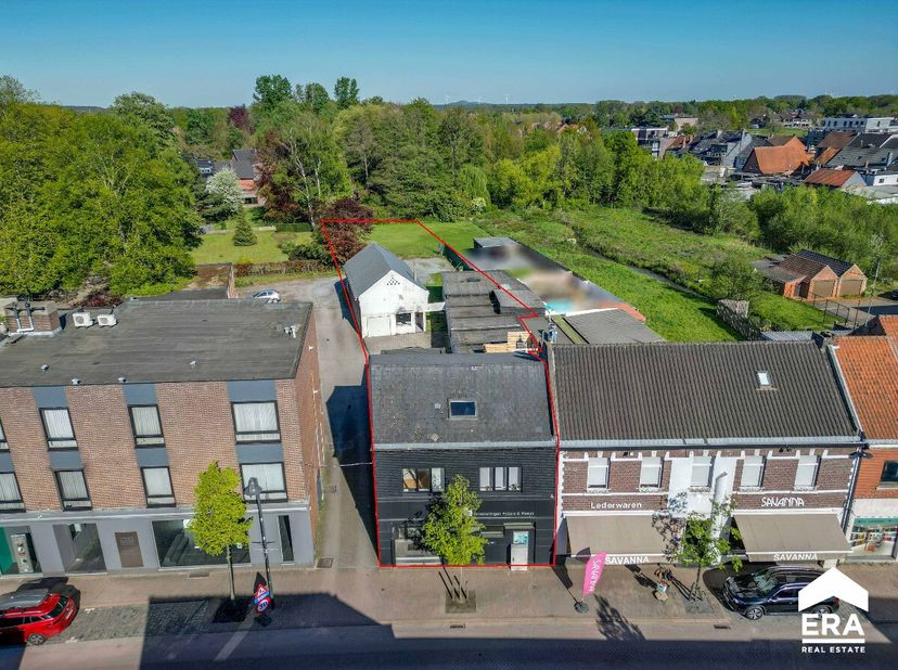 Veelzijdige opbrengsteigendom met ingericht kantoor, twee verhuurde appartementen, een verhuurde opslagplaats en bijgebouw met potentieel in het verni