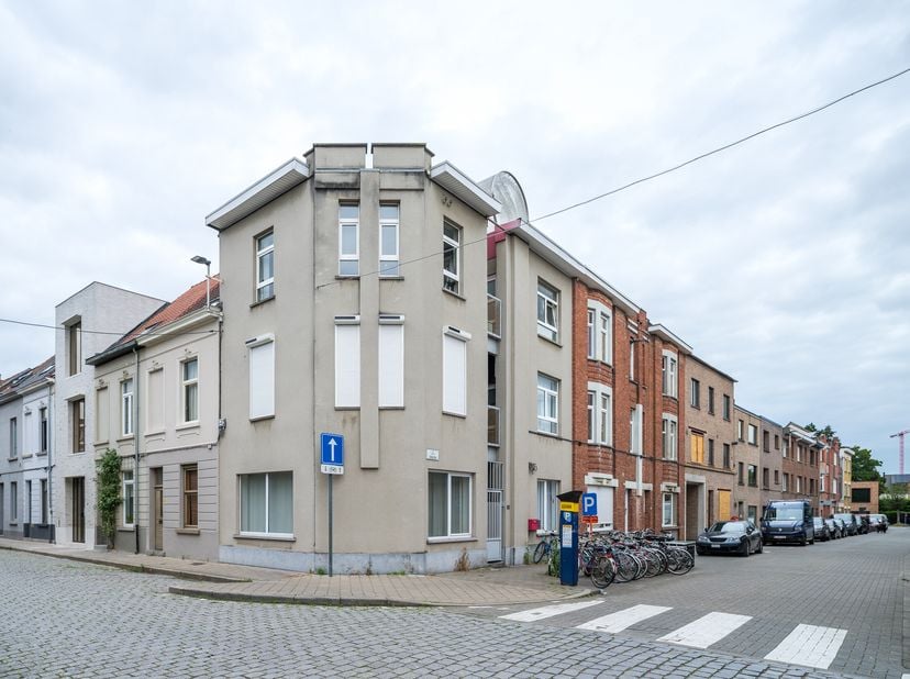 Ontdek deze aantrekkelijke studio in de Maaltebruggestraat te Gent. Gelegen op het gelijkvloers van een kleinschalige en goed onderhouden residentie m