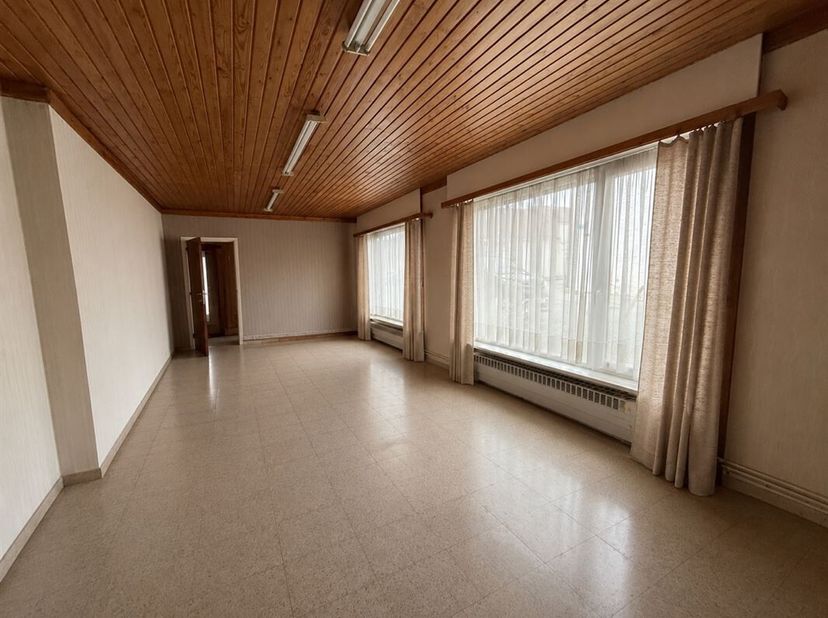 Twee-onder-een-kapwoning gelegen vlakbij het centrum van Péruwelz, op een perceel van 2 are en 70 centiare.<br />
Het eerste deel, met een bewoonbare