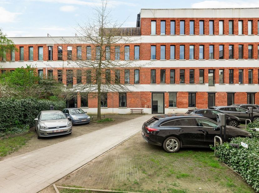 Kantoorruimte (ca. 168 m²) met parking te huur op toplocatie!<br />
<br />
Ligging: Ideaal gelegen kantoorruimtes op een centrale locatie in Antwerp