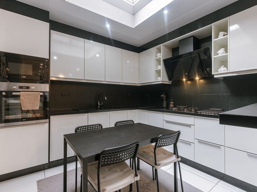Ruime gezinswoning nabij Sint-Jacobs en Portus Ganda<br />
Mobiscore: 9,4/10 <br />
EPC-score: D<br />
Deze woning geniet van een uitstekende en rusti