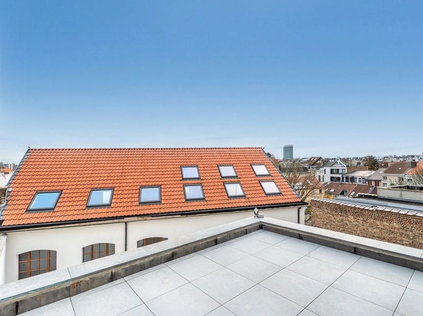 Dans lun des quartiers les plus prisés dIxelles, découvrez ce magnifique duplex 3 chambres ayant bénéficié dune rénovation lourde avec des matériaux d