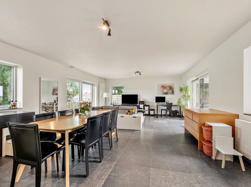 Topwoning met 3 slaapkamers te huur in Poperinge!<br />
De woning bevindt zich in een doodlopende straat. We komen binnen via de ruime inkomhal met to