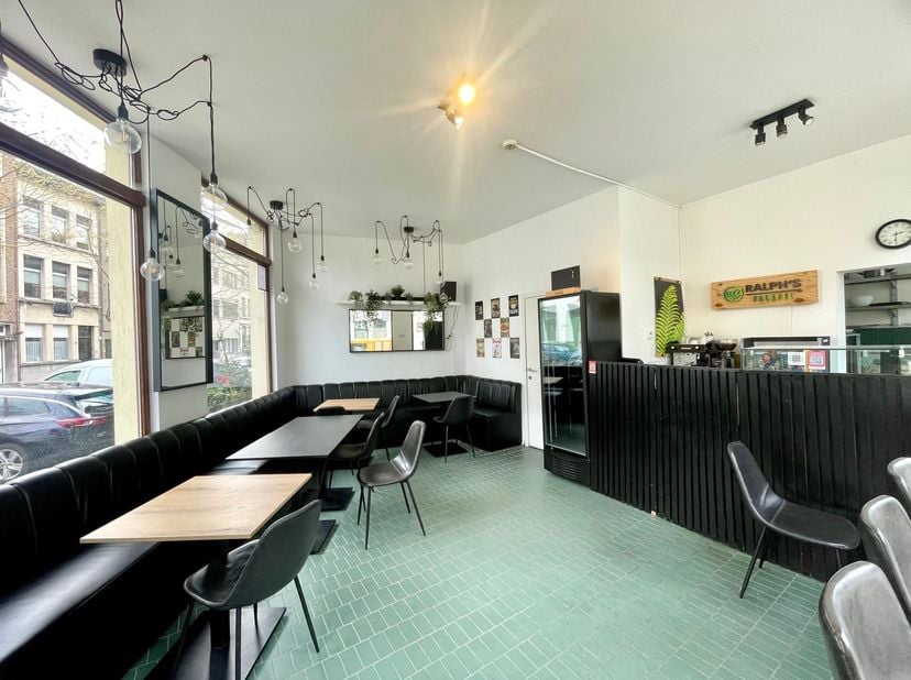 Local commercial situé au centre de la ville avec sous-sol à louer !<br />
<br />
Aménagement : grand espace ouvert, cuisine, toilettes, cave<br />