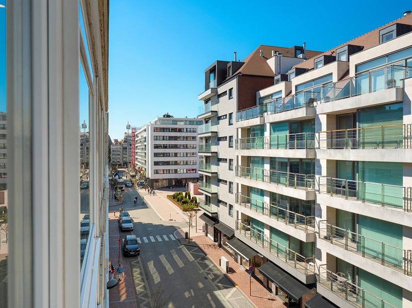 Luxueus gerenoveerd appartement op een topligging, op wandelafstand van het Lichttorenplein, de winkels en de zee. Indeling: inkomhal met vestiaire en