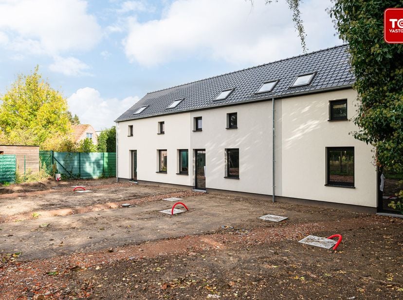 Deze gesloten bebouwing ligt op een rustige, groene locatie in tweede bouwlijn en werd in 2025 grondig vernieuwd.<br />
De buitenschil is recent aange