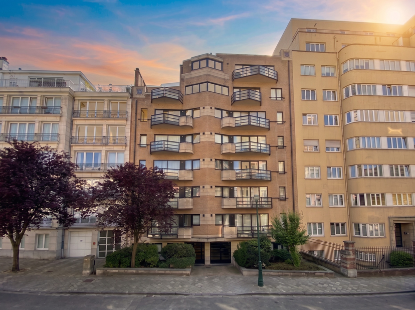WIJK LOUISE – KANTOOR VAN ±47 M² INGERICHT ALS STUDIO<br />
Gelegen in een gegeerde residentiële Brusselse omgeving, in de onmiddellijke nabijheid van