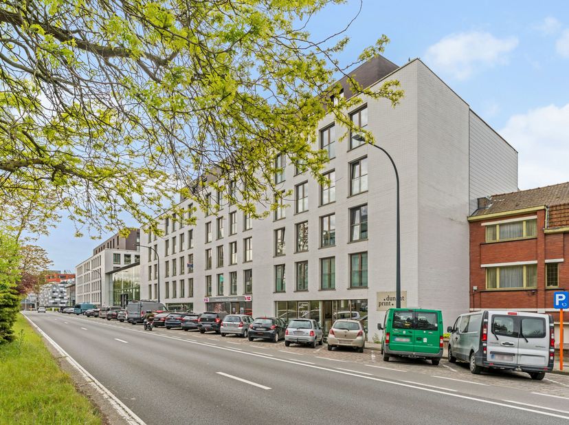 Dit aangename appartement bevindt zich op de vierde verdieping van een recent en verzorgd gebouw, gelegen aan de Einde Were. Dankzij de strategische l