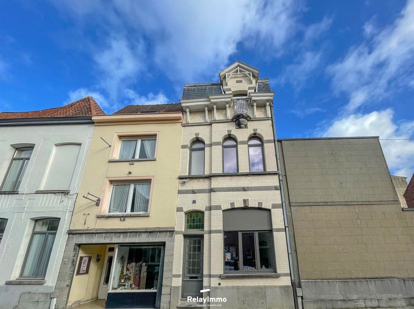 Belle et lumineuse maison entièrement rénovée d'une surface habitable de 146 m2 avec trois chambres, deux salle de bains et grande terrasse. Situation