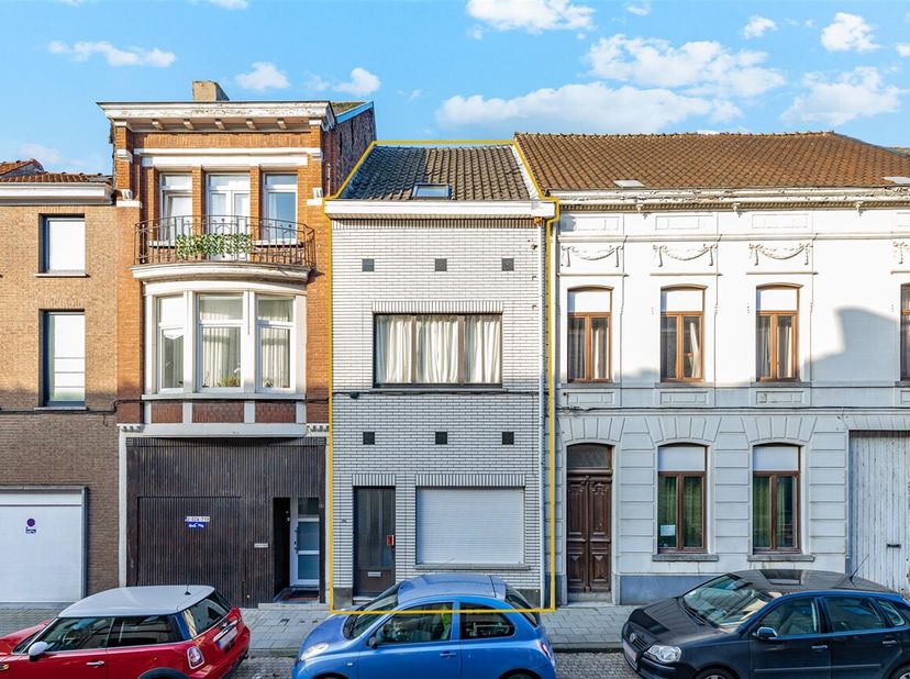 Deze woning aan Binnenstraat 122 is gelegen binnen de stadsring, op een centrale locatie tussen de Varkensmarkt met haar winkels en het Onze-Lieve-Vro