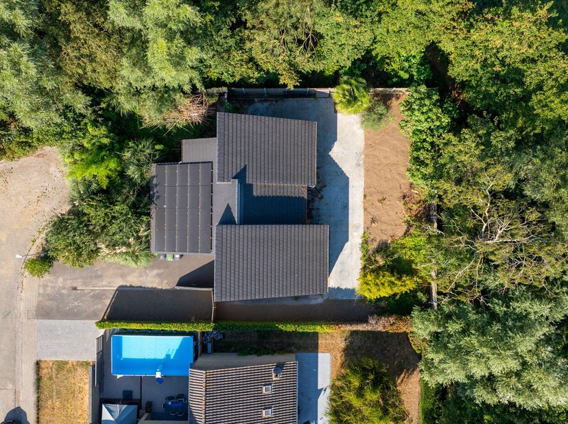 Ontdek deze instapklare alleenstaande woning in het rustige Boezinge, met maar liefst 5 slaapkamers en een inpandige garage.<br />
De woning onderging