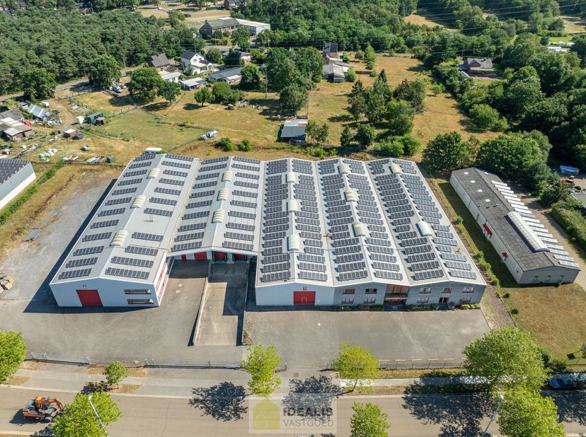 IDEALIS VASTGOED – Industrieel bedrijfsgebouw van maar liefst +-5000m² bruikbare oppervlakte, bestaande uit bedrijfshallen, kantoor- en vergaderruimte