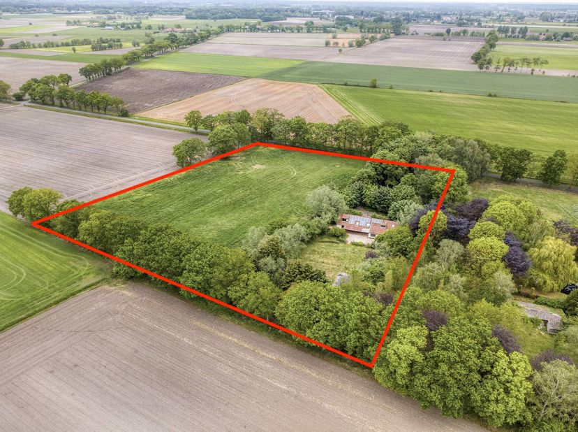 Landelijk gelegen bevindt zich dit vrijstaand huis te Maldegem te koop, dat u naast een perceel van 14.953m², eindeloze en rustgevende, landelijke uit
