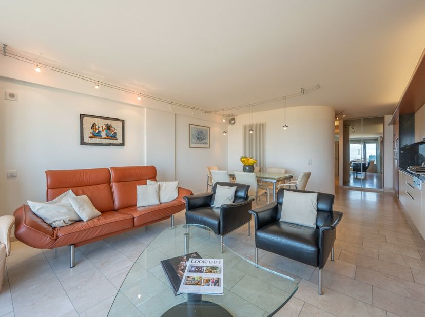 Dit mooie doorloop-appartement ligt op de zevende verdieping van de prima onderhouden 'Residentie Les Fleurs' en beschikt over 2 volwaardige slaapkame