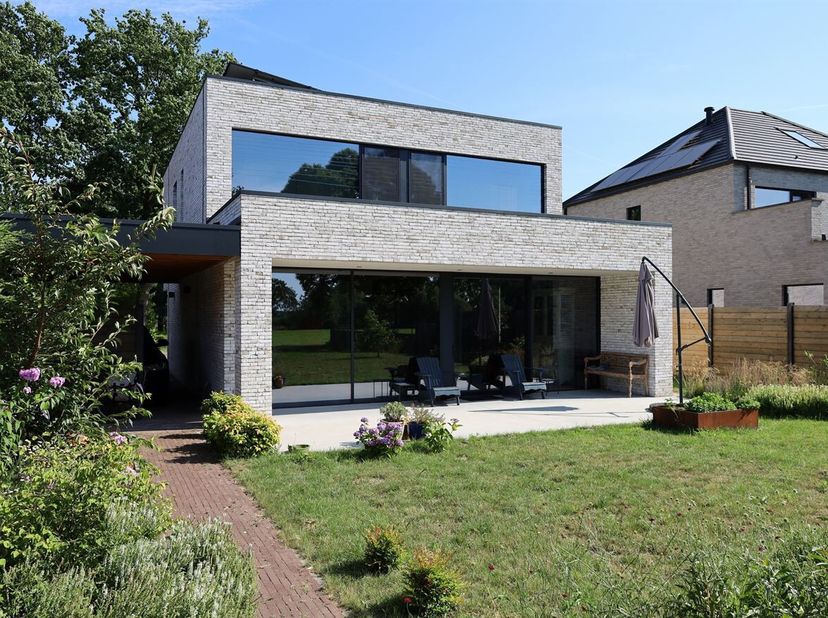 Prachtige, moderne nieuwbouwvilla (2024), perfect afgewerkt met hoogwaardige materialen, op een toplocatie nabij het dorpscentrum en rustig gelegen me