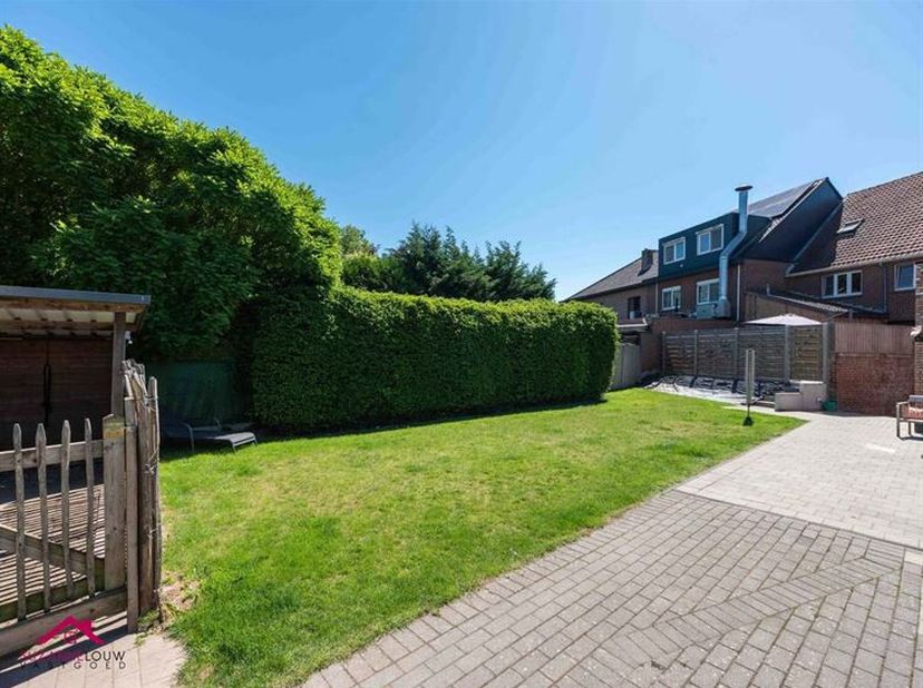 Op te frissen woning in gesloten bebouwing, volledig onderkelderd met inpandige garage, in het centrum<br />
Troeven<br />
- Veel lichtinval<br />
- V