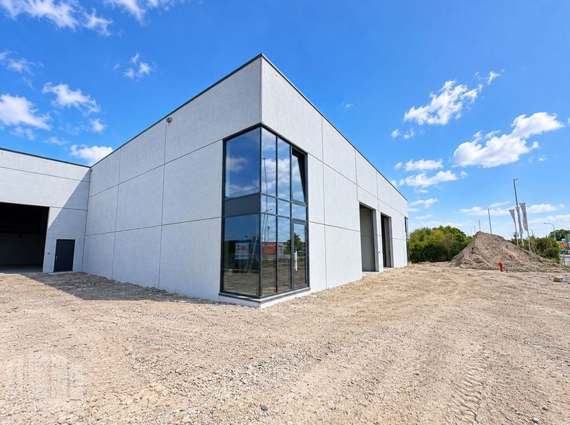 Bedrijfsvastgoed te huur in Gentseweg 624,
                    8790 Waregem