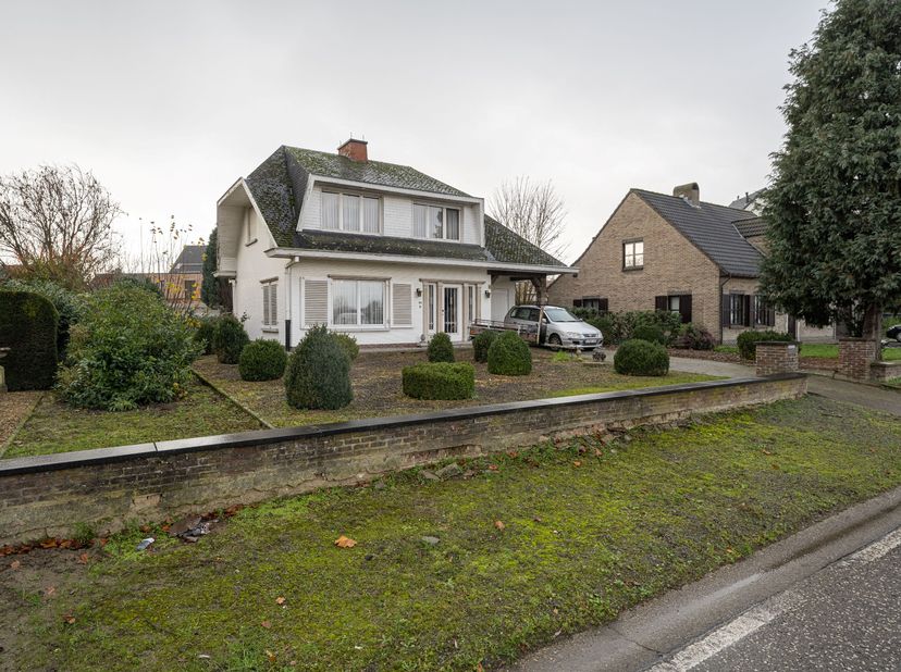 Op een centrale locatie te Boechout vinden we deze charmante te renoveren vrijstaande woning met leuke tuin. De ligging geniet van een uitstekende ber