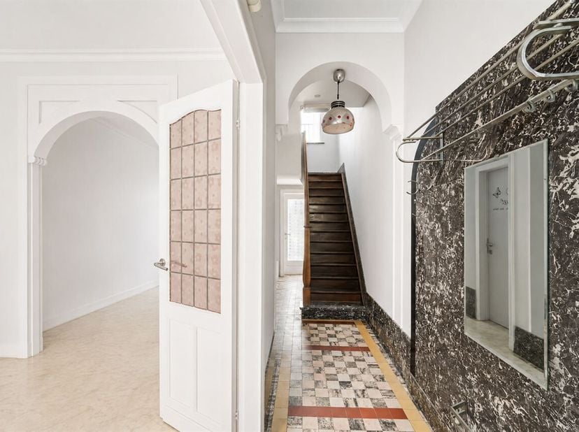 Op zoek naar een instapklare gezinswoning met vier slaapkamers, een zonnige tuin en alle nodige attesten op zak? Dan zal deze charmante woning in de E