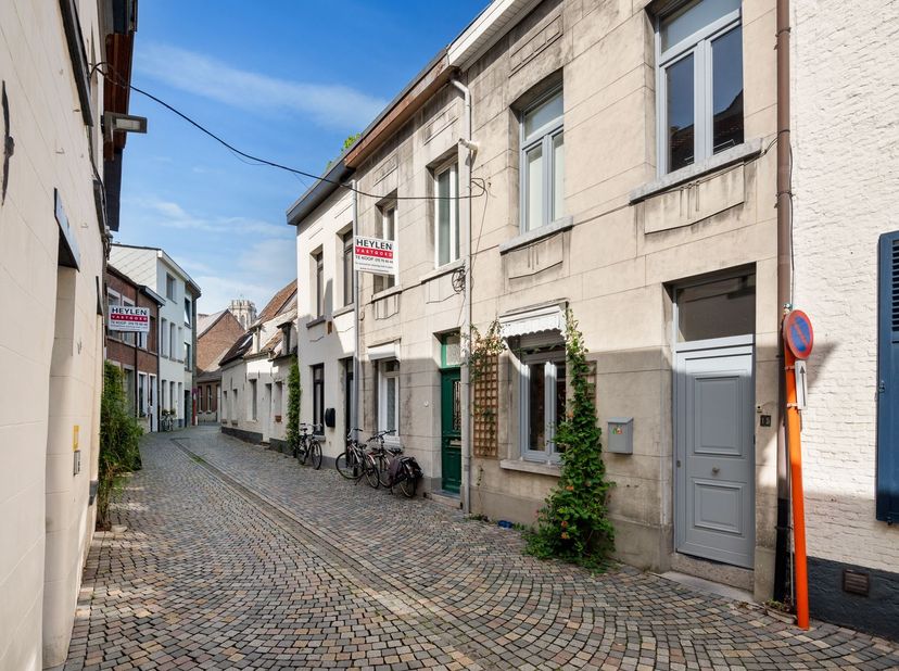 Cette charmante maison de ville est située dans un quartier calme et accueillant pour les enfants, près du Veemarkt, à quelques pas des magasins, des