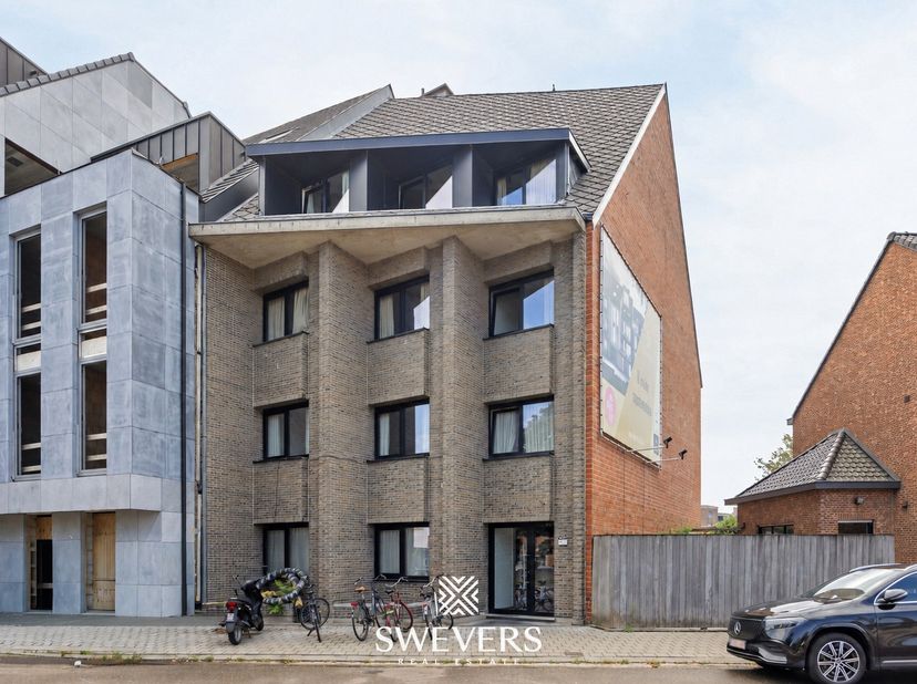 Voor meer info en foto’s, surf naar www.swevers.be – Congostraat 19 in Hasselt is een instapklaar opbrengsteigendom met 15 studentenkamers, elk voorzi
