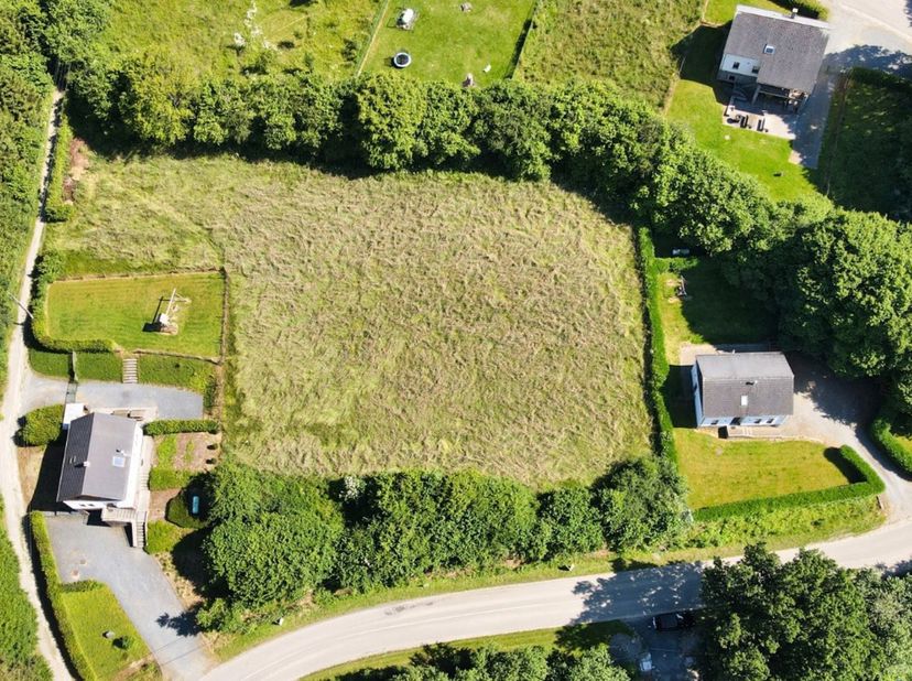 &amp;nbsp; &amp;nbsp; &amp;nbsp;Mooi vlak terrein in een verkaveling van 3 kavels. Dit terrein is lot 4.<br />
&amp;nbsp; &amp;nbsp; &amp;nbsp;Volledig uitgerust (water&amp;nbsp;