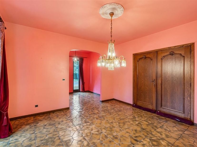 Journée portes ouvertes le samedi 14/03 de 9h30 à 10h30<br />
Maison avec 4 chambres à rénover à Genk<br />
Situation :<br />
La propriété est située