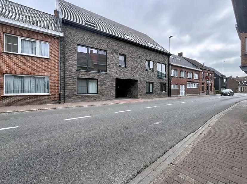 Dit nieuwbouwappartement bevindt zich in het centrum van Knesselare op wandelafstand van scholen, winkels en horeca. Er is 1 garage inbegrepen in de h