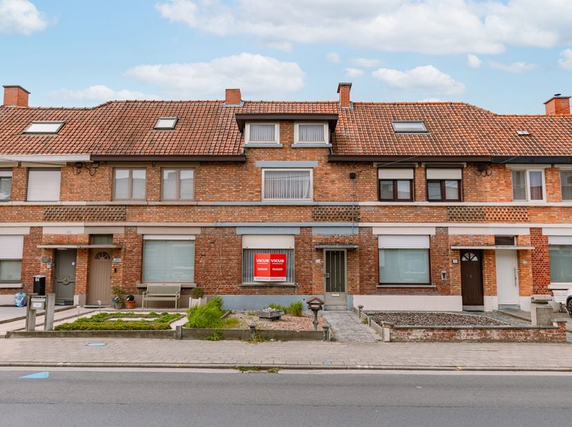 Deze woning biedt een uitstekende opportuniteit voor wie op zoek is naar een renovatieproject met veel potentieel. Gelegen in een rustige en kindvrien