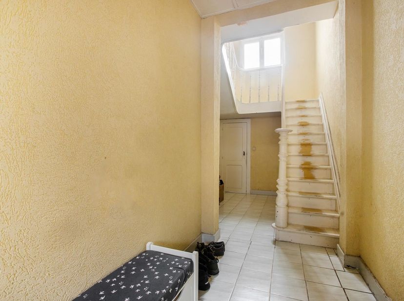 Deze ruime halfopen woning biedt een mooie combinatie van wooncomfort, praktische ruimte en energiezuinige voorzieningen. Met vier slaapkamers, twee b