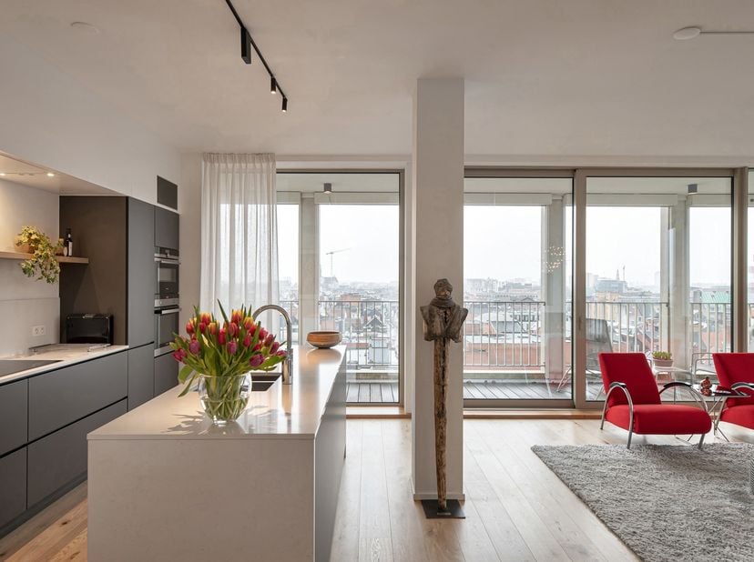 Luxueus wonen met panoramisch uitzicht nabij het Eilandje<br />
Ontdek dit uitzonderlijk afgewerkte penthouse waar architectuur, licht en verfijning s