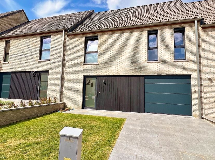 Deze woning is zeer rustig gelegen en is als volgt ingedeeld: de gelijkvloers omvat een inkomhal, ruime lichtrijke leefruimte met open en volledig geï