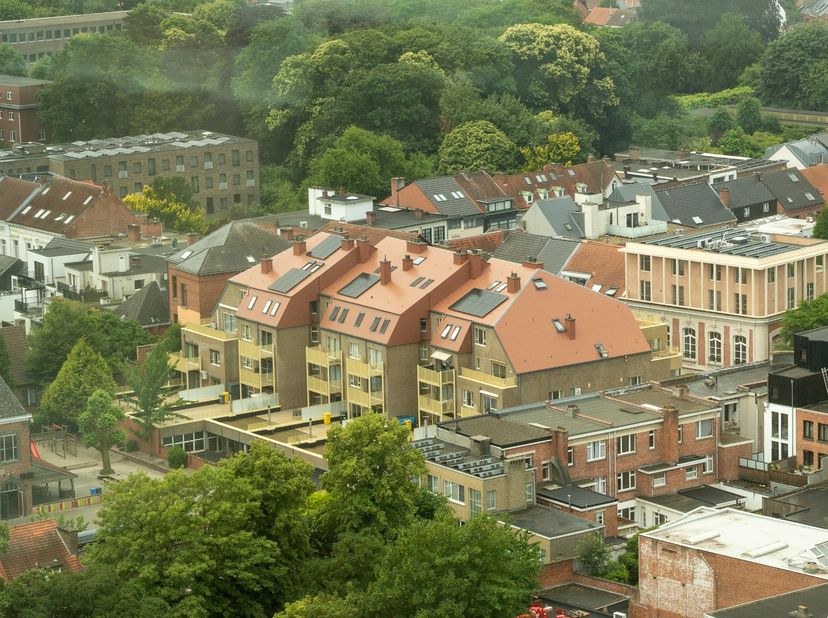 Ruim appartement van ca. 135 m² op de 2de verdieping centraal gelegen vlakbij de Grote Markt te Turnhout met ruime woonkamer, gesloten keuken, berging