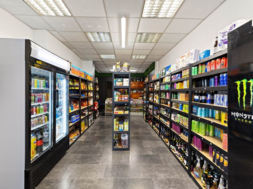 Deze interessante opbrengsteigendom is uitstekend gelegen in de Marktstraat, pal in het centrum van Izegem, en bestaat uit een handelsgelijkvloers en